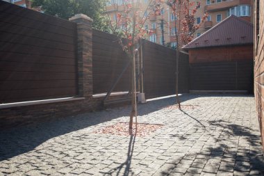 Yeni bir metal çitin parçası