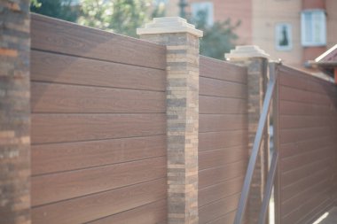 Yeni bir metal çitin parçası