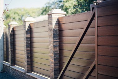 Yeni bir metal çitin parçası