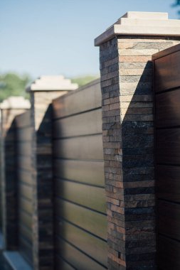 Yeni bir metal çitin parçası