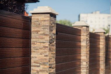 Yeni bir metal çitin parçası