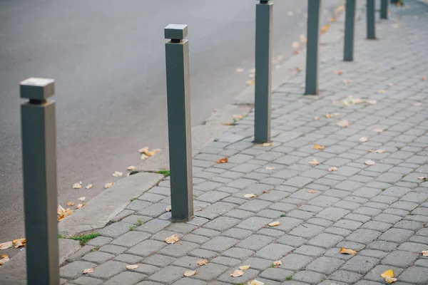 Parktaki yürüyüş yolunda demir kazıklı taşlar. 