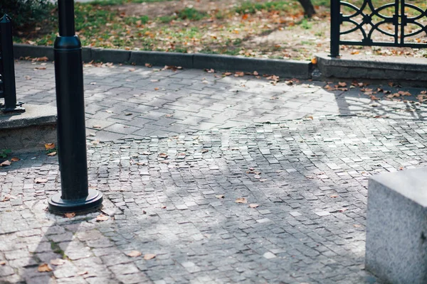 Parktaki yürüyüş yolunda demir kazıklı taşlar. 