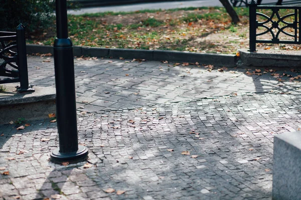 Parktaki yürüyüş yolunda demir kazıklı taşlar. 