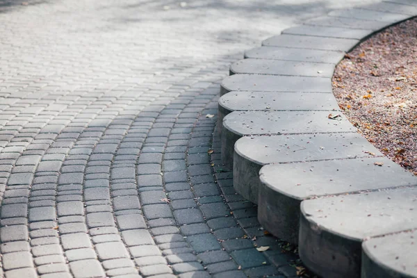 Gündüzleri şık bahçede çeşitli renklerde birbirine yakın köşeler.