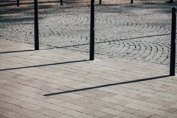 Parktaki yürüyüş yolunda demir kazıklı taşlar. 