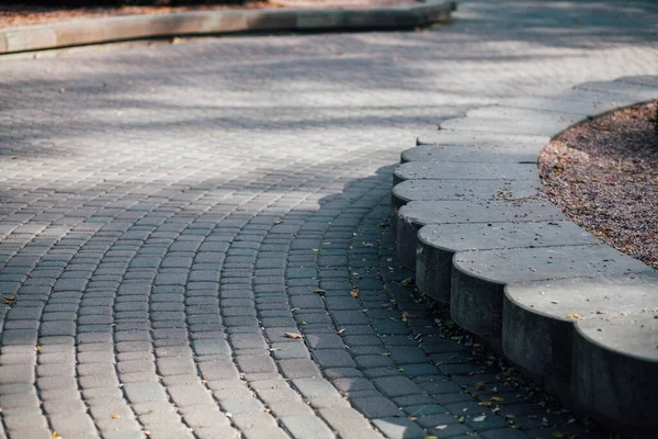 Gündüzleri şık bahçede çeşitli renklerde birbirine yakın köşeler.