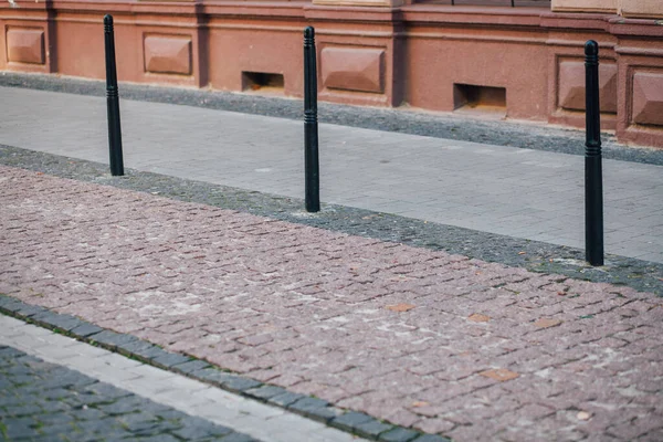 Parktaki yürüyüş yolunda demir kazıklı taşlar. 