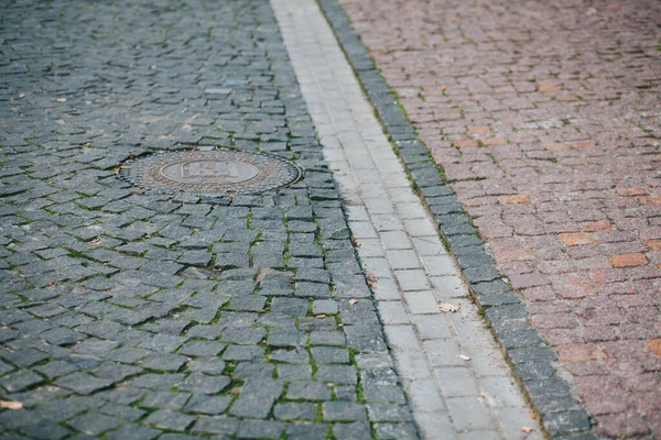 Gündüzleri şık bahçede çeşitli renklerde birbirine yakın köşeler.