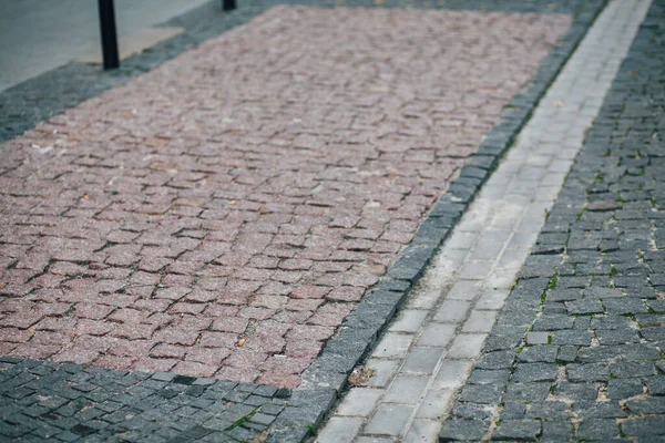 Gündüzleri şık bahçede çeşitli renklerde birbirine yakın köşeler.