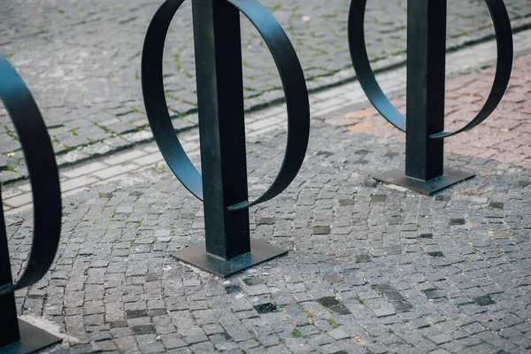 Parktaki yürüyüş yolunda demir kazıklı taşlar. 