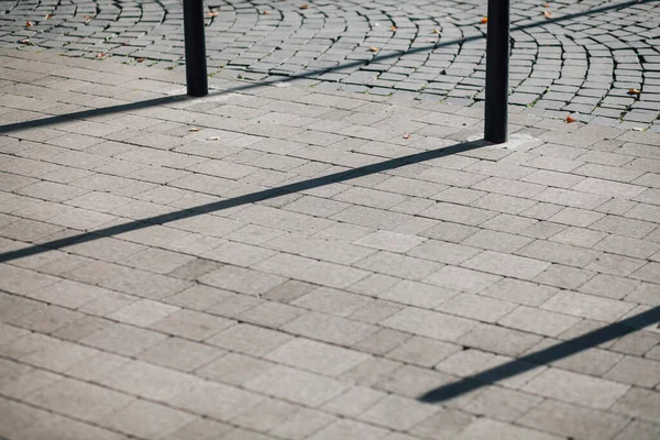 Parktaki yürüyüş yolunda demir kazıklı taşlar. 