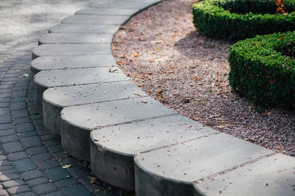 Gündüz vakti şehir parkında yürüyüş yolu taşları 