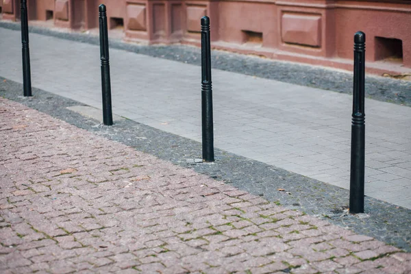 Gündüzleri şık bahçede çeşitli renklerde birbirine yakın köşeler.