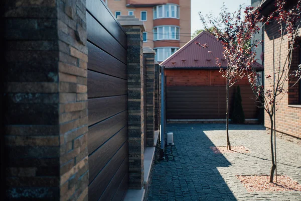 Yeni bir metal çitin parçası