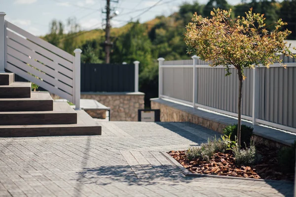 Kırsal kesimdeki modern evin dışında.