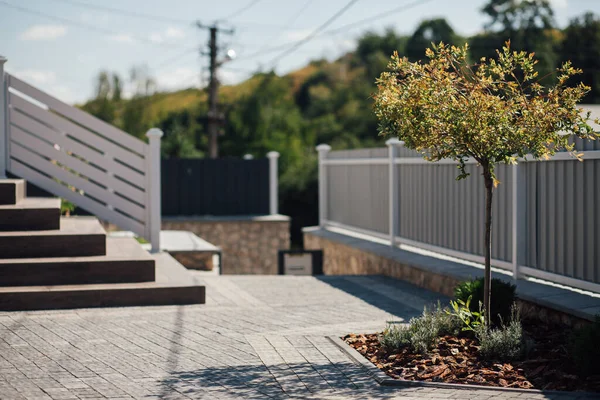 Kırsal kesimdeki modern evin dışında.