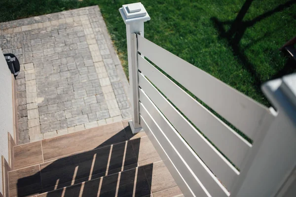 Kırsal kesimdeki modern evin dışında.