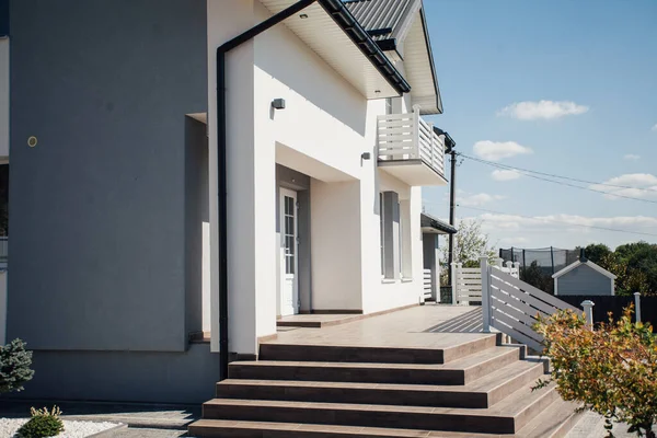 Kırsal kesimdeki modern evin dışında.