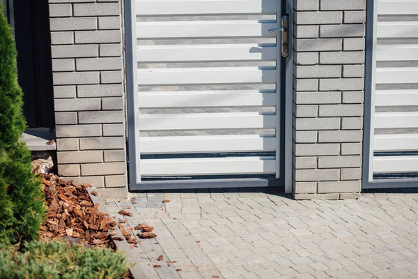 Kırsal kesimdeki modern evin dışında.