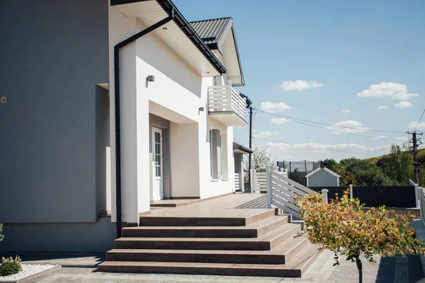 Kırsal kesimdeki modern evin dışında.