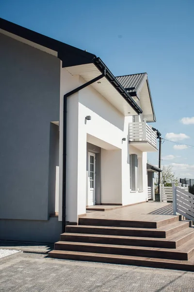 Kırsal kesimdeki modern evin dışında.