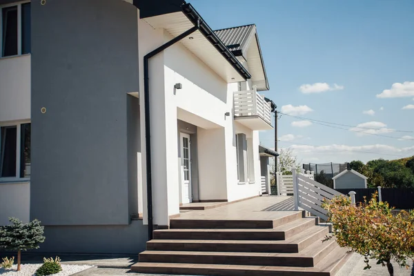 Kırsal kesimdeki modern evin dışında.