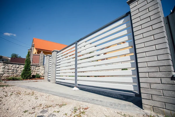 Yeni bir metal çitin parçası