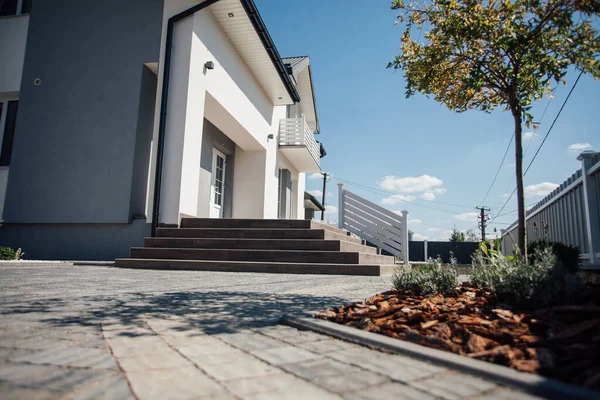 Kırsal kesimdeki modern evin dışında.