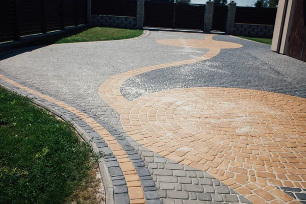 Kırsal kesimdeki modern evin dışında.