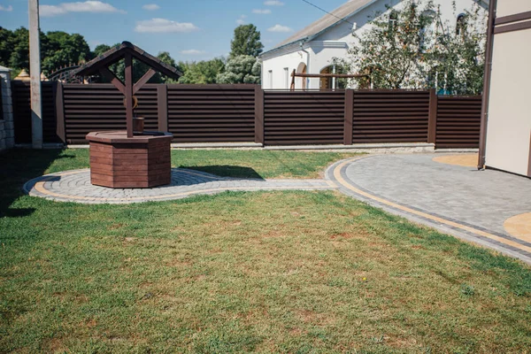 Kırsal kesimdeki modern evin dışında.