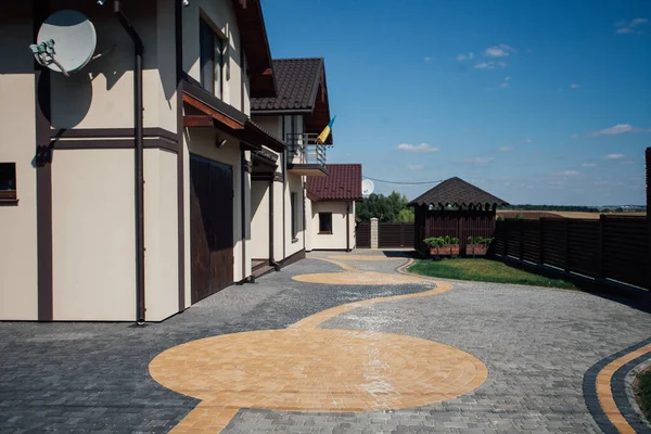 Kırsal kesimdeki modern evin dışında.