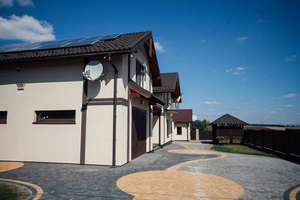 Kırsal kesimdeki modern evin dışında.