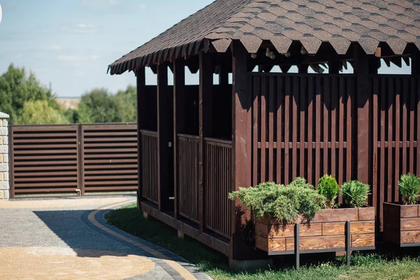 Kırsal kesimdeki modern evin dışında.