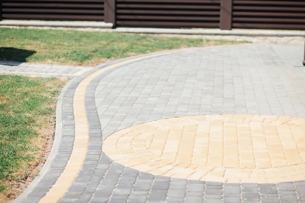 Kırsal kesimdeki modern evin dışında.