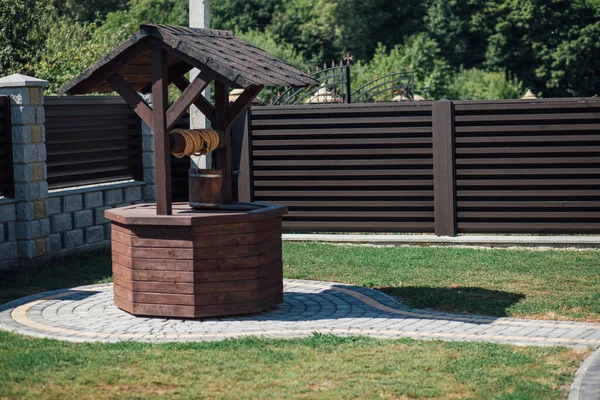 Kırsal kesimdeki modern evin dışında.