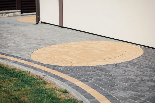 Kırsal kesimdeki modern evin dışında.