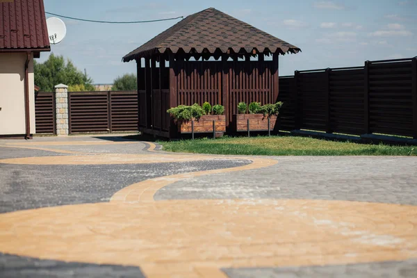 Kırsal kesimdeki modern evin dışında.