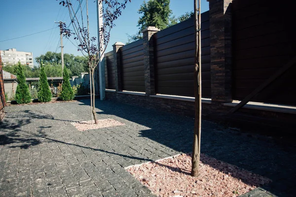 Kırsal kesimdeki modern evin dışında.