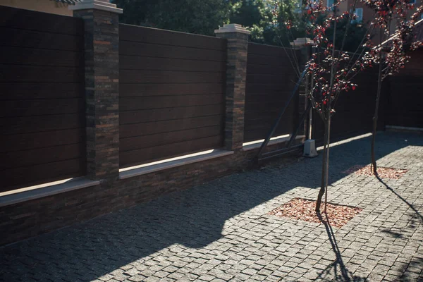 Yeni bir metal çitin parçası