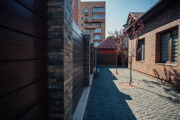 Kırsal kesimdeki modern evin dışında.