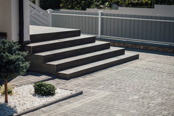 Kırsal kesimdeki modern evin dışında.