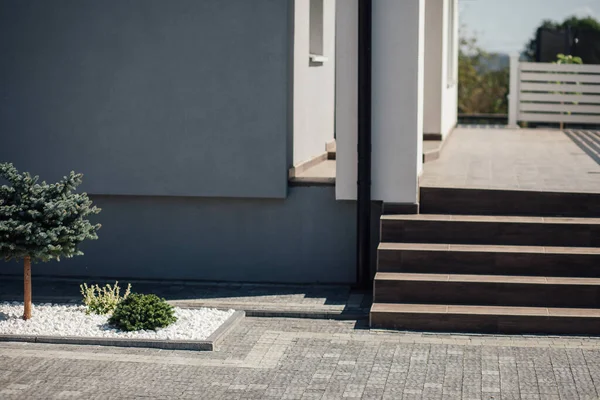 Kırsal kesimdeki modern evin dışında.