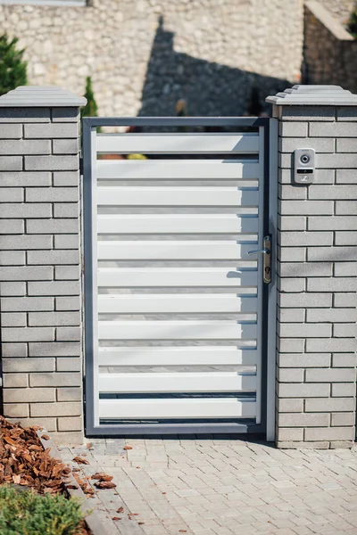 Kırsal kesimdeki modern evin dışında.