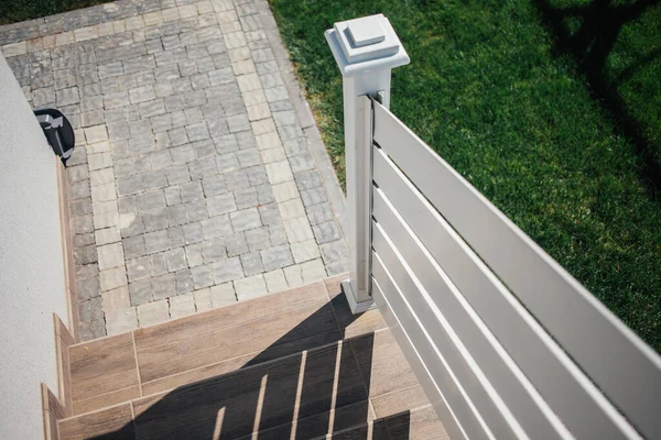 Kırsal kesimdeki modern evin dışında.