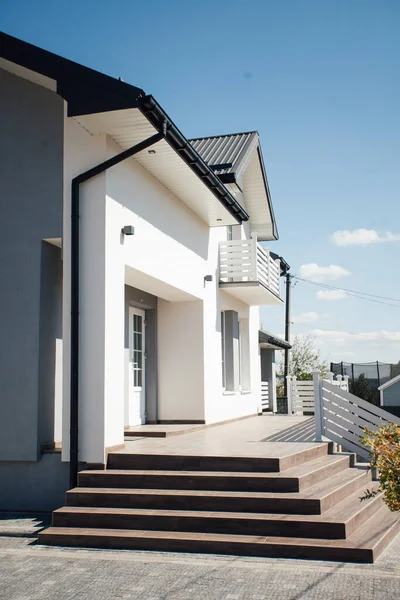 Kırsal kesimdeki modern evin dışında.