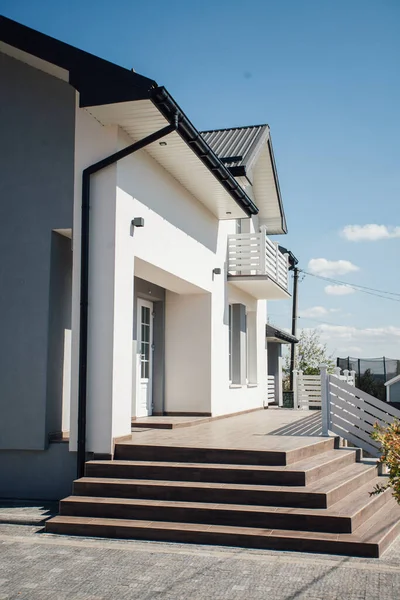 Kırsal kesimdeki modern evin dışında.