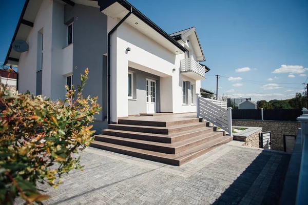 Kırsal kesimdeki modern evin dışında.