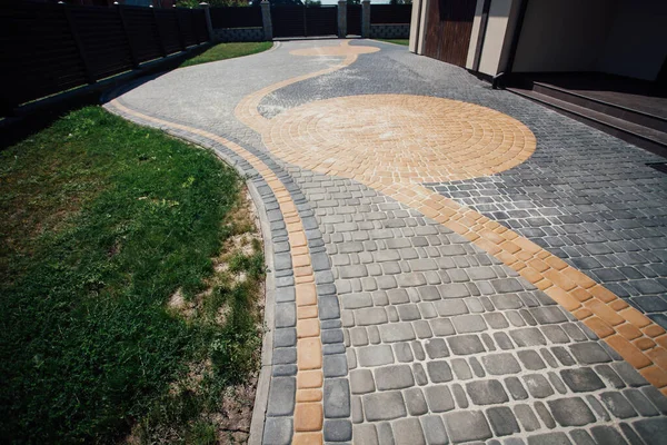 Kırsal kesimdeki modern evin dışında.