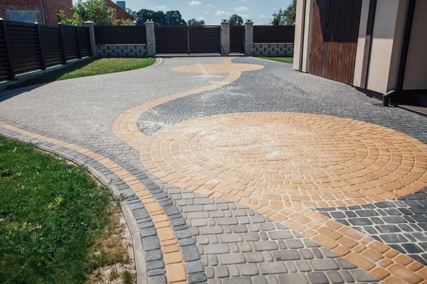 Kırsal kesimdeki modern evin dışında.